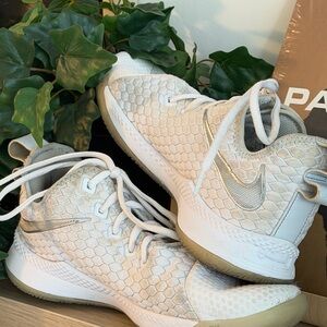 Nike LeBron Witness 3 indoor court shoes basketball shoes volleyball shoes